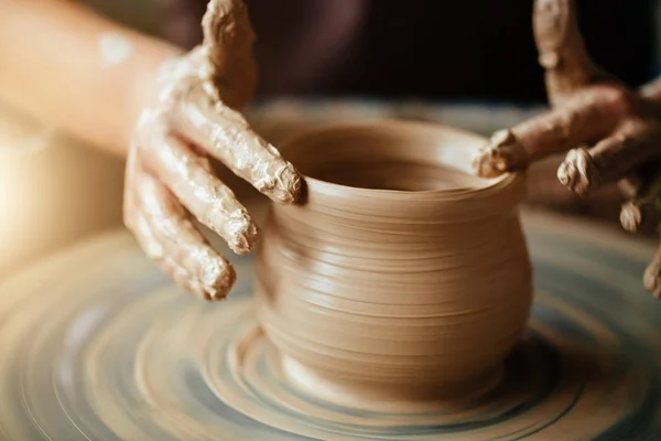 Mãos de oleiro jovem, fechar as mãos feitas copo na roda de cerâmica — Fotografia de Stock
