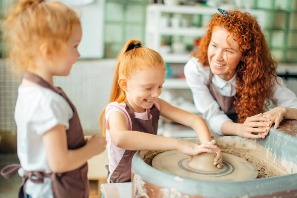 Mama si doua fiice roscate au facut ceasca de lut cu roata de ceramica — Fotografie, imagine de stoc