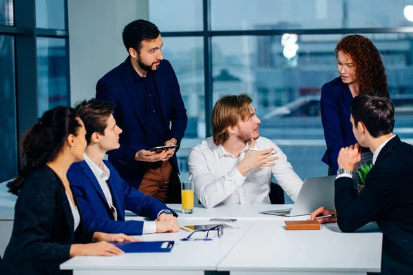 Business-team och manager i ett möte — Stockfoto