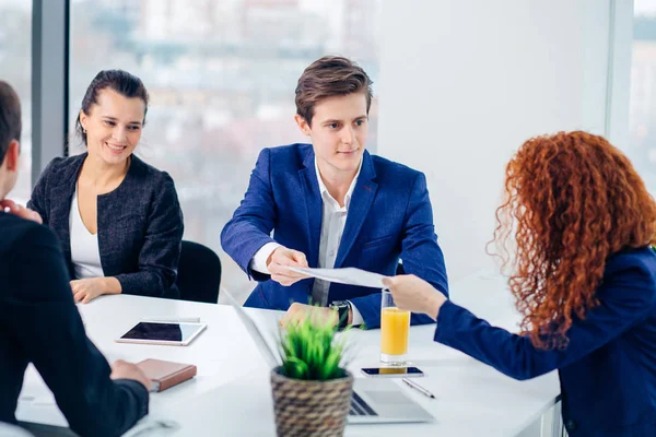 Geschäftsleute treffen sich und arbeiten in modernen, hellen Büroräumen — Stockfoto