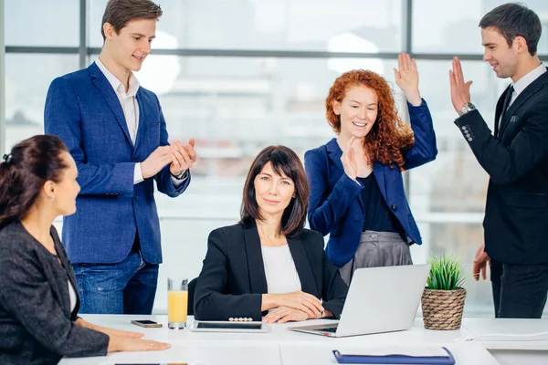 Sorrindo Feminino E Bonito Masculino Colaboradores Sentado Na Mesa, Olhando Para Laptop — Fotografia de Stock