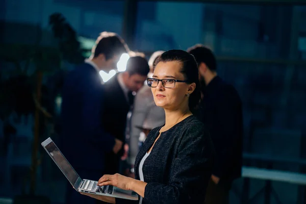 Lächelnde junge Geschäftsfrau mit Tablet im Büro — Stockfoto