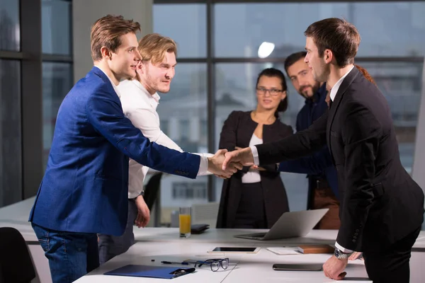 Üzleti emberek kézfogás üdvözlés üzlet koncepció — Stock Fotó