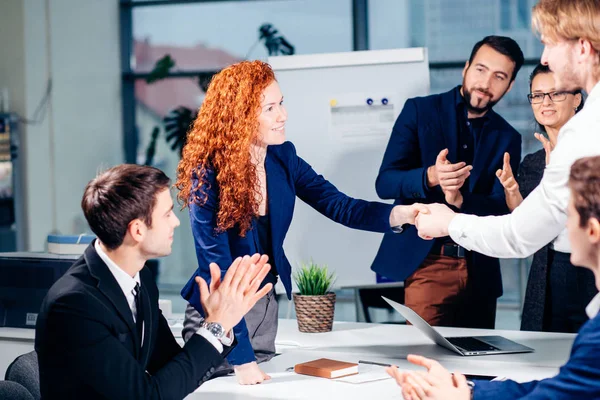 Un apretón de manos. Negocios apretón de manos y la gente de negocios concepto —  Fotos de Stock