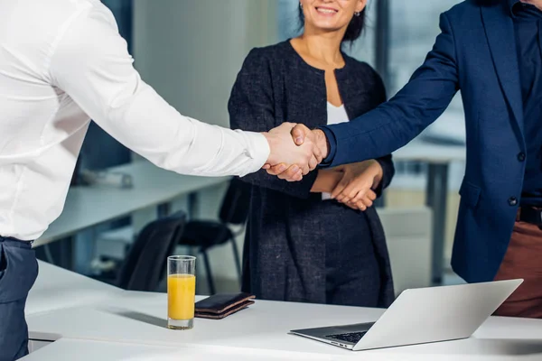 Um aperto de mão. Handshake de negócios e conceito de pessoas de negócios — Fotografia de Stock