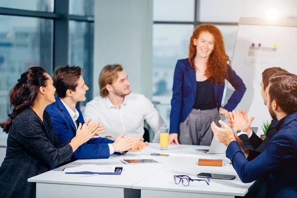 Zakenvrouw presentatie geven aan collega's op kantoor — Stockfoto