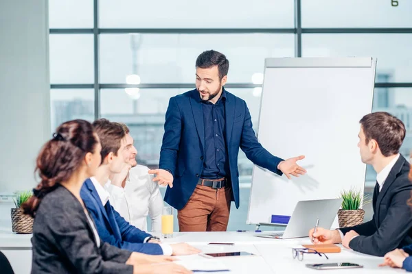 Directeur van vennootschap die zakelijke bijeenkomst met zijn staf — Stockfoto