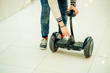 adam Alışveriş Merkezi, modern taşıma kullanan etkin adam elektrik segway etkinleştirmek