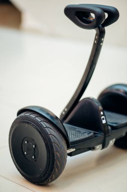 Segway parke üzerinde. elektrikli scooter. siyah gyrometer.