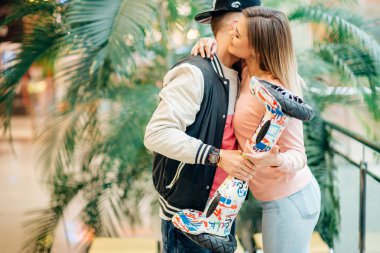 adam abd kadın erkek vermek hediye hoverboard sonra kız arkadaşı için sarılma