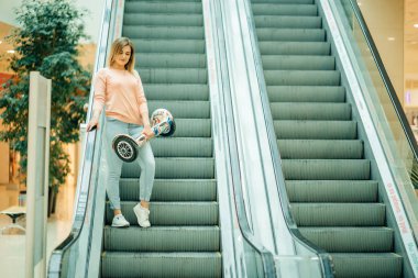 hoverboard kızla yürüyen merdiven rides