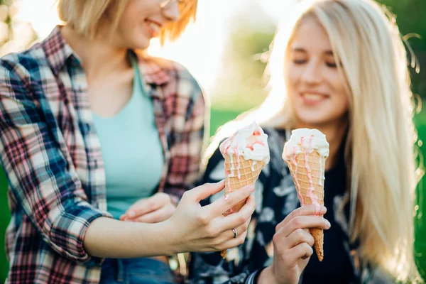 Vrienden, twee vrouwen met ijs plezier — Stockfoto