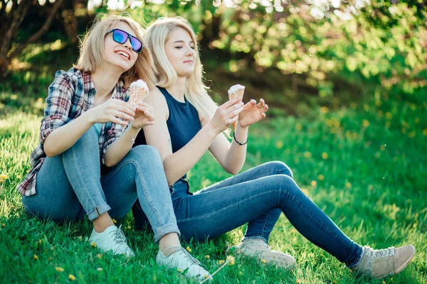 Två kvinna med smältande våffla glasstrut i händerna på Sommarljus — Stockfoto