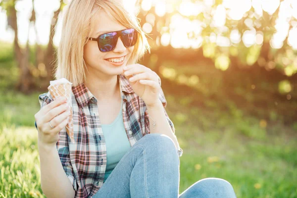 Chica feliz comiendo helado y divirtiéndose — Foto de Stock