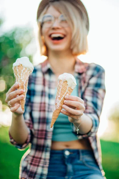 Kültéri Vértes divat portré fiatal csípő őrült lány eszik fagylaltot — Stock Fotó