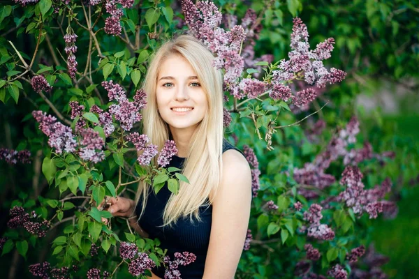 Portrait of a young woman, blonde, glasses, outdoors in the park — Stock Photo, Image