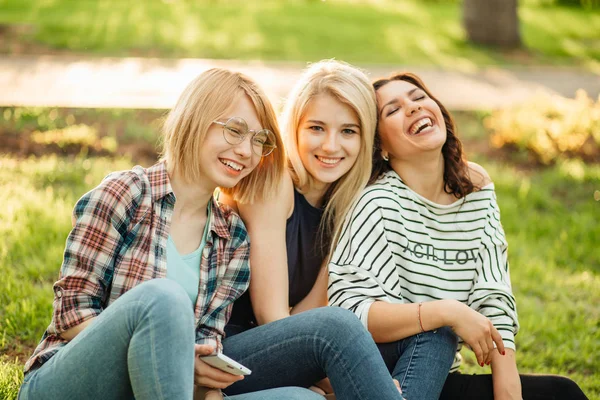Drie schattige hippie meisje zit buiten, beste vrienden, met plezier en lachen — Stockfoto