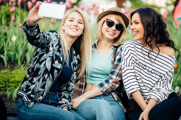 Lachende vriendengroep met smartphone fotograferen en het nemen van de selfie — Stockfoto