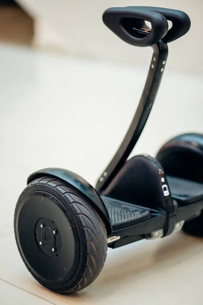 Segway op parket. elektrische scooter. zwarte gyrometer. — Stockfoto