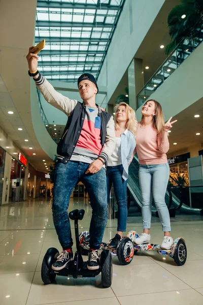 Novas tecnologias modernas. três pessoas em hoverboard fazendo selfie — Fotografia de Stock