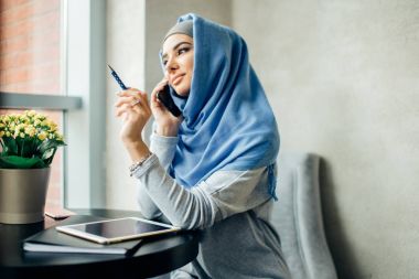 Müslüman iş kadını telefonla konferans üzerinde