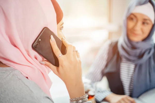 Retrato de mujer asiática feliz usando hijab llamando con teléfono móvil — Foto de Stock