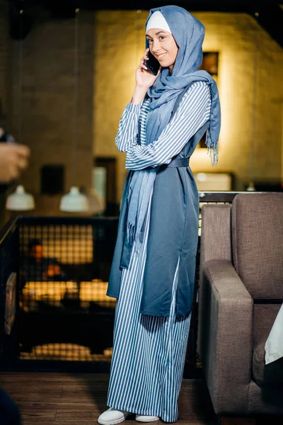 Retrato de mujer asiática feliz usando hijab llamando con teléfono móvil — Foto de Stock