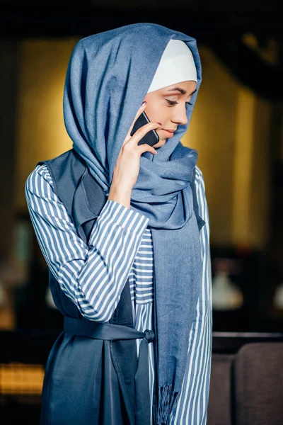 Успешная арабская женщина. Арабская деловая женщина в хиджабе разговаривает по мобильному телефону — стоковое фото