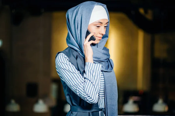 Femme d'affaires musulmane au téléphone lors d'une conférence — Photo