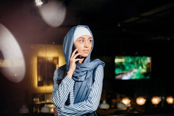 Mujer musulmana en descanso usando teléfono móvil en la cafetería —  Fotos de Stock