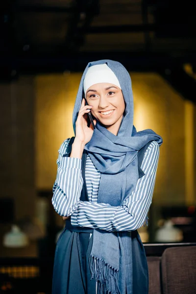 Портрет щасливої азіатки в хіджабі, що телефонує з мобільним телефоном — стокове фото