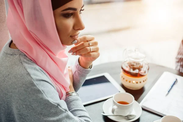 Retrato de una hermosa mujer musulmana en la cafetería — Foto de Stock