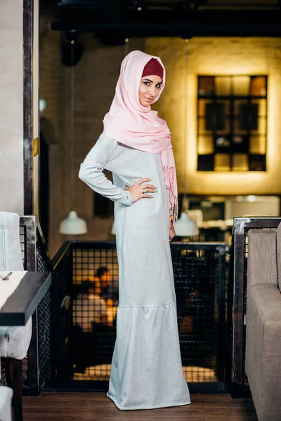 Ganska muslimsk flicka i hijab i café — Stockfoto