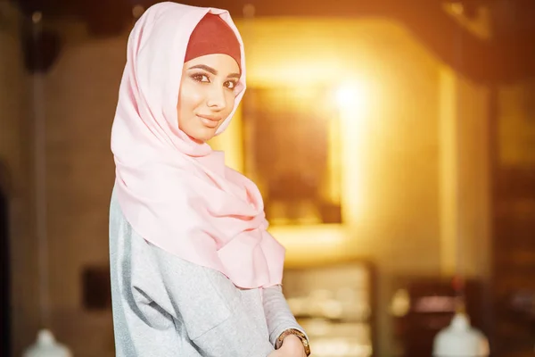 Retrato de una hermosa mujer árabe usando Hijab, mujer musulmana usando Hijab —  Fotos de Stock