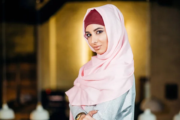 Unga muslimska kvinnan i huvud scarf leende — Stockfoto