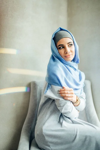 Retrato de una hermosa mujer árabe usando Hijab, mujer musulmana usando Hijab — Foto de Stock