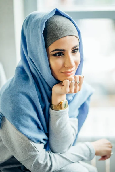 Wanita muslim muda di kepala tersenyum syal — Stok Foto