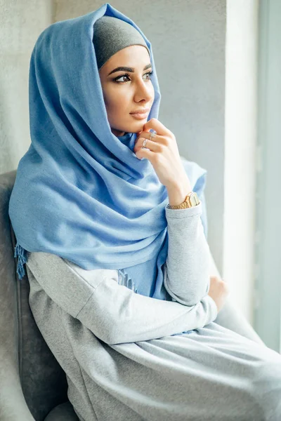 Kafede güzel bir Müslüman kadın portresi — Stok fotoğraf