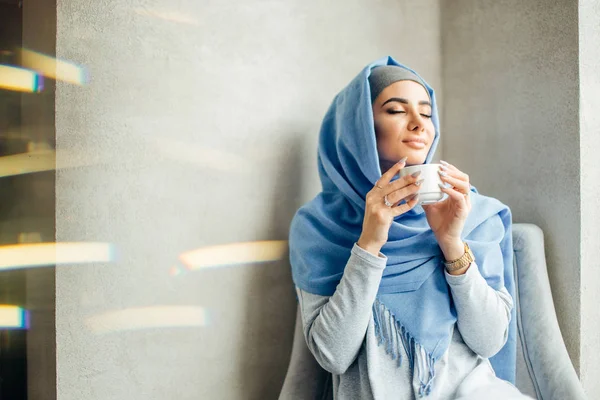 Chica bastante musulmana en hijab en la cafetería — Foto de Stock