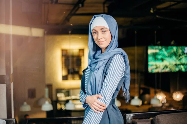 Porträt einer schönen muslimischen Frau im Café — Stockfoto