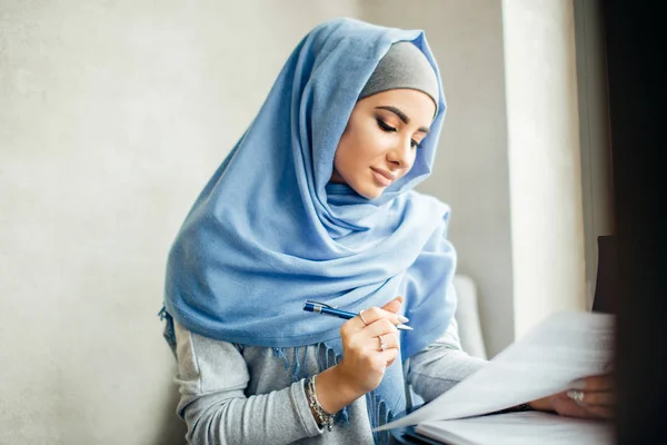 Красивая мусульманка, работающая с документами. бизнес, образ жизни — стоковое фото
