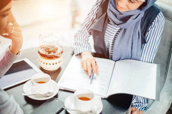 Hermosa mujer musulmana que trabaja con documentos. negocio, concepto de estilo de vida — Foto de Stock