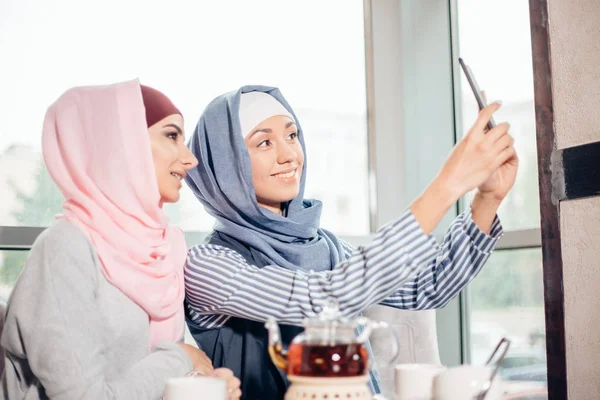 Two Muslim woman friend selfie by smartphone — Stock Photo, Image