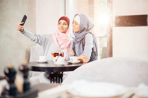 Όμορφη μουσουλμανική γυναίκα λήψη Αυτοπροσωπογραφία με κάμερα του τηλεφώνου — Φωτογραφία Αρχείου