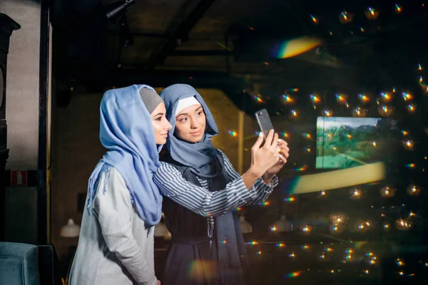 Молодая красивая мусульманка делает автопортрет с камерой телефона — стоковое фото