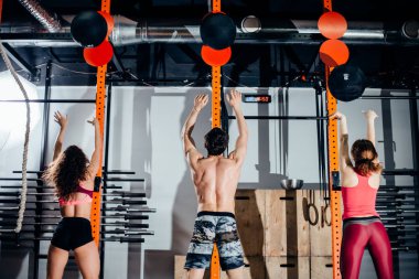 uyum, spor ve egzersiz kavramı - sağlık toplarıyla spor salonunda eğitim grubu