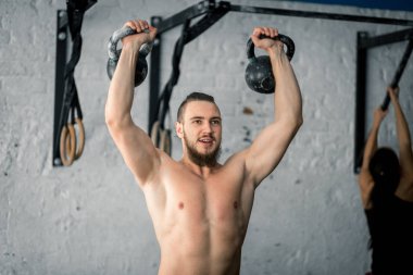 vasıl jimnastik salonu kaldırma iki kettlebell egzersiz egzersiz dostum