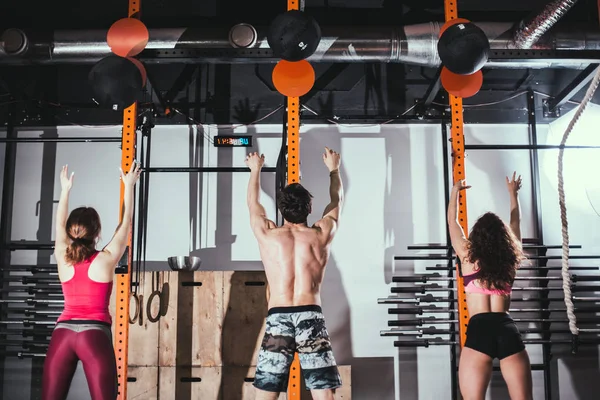 Forme physique, sport et concept d'exercice - les personnes ayant des ballons de médecine s'entraînent en salle de gym — Photo