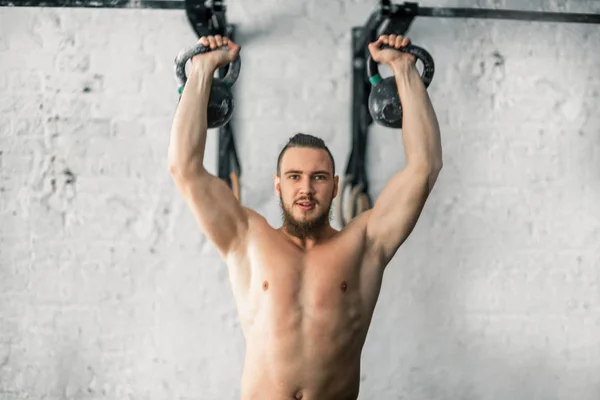 Mężczyzna podnoszenia dwa kettlebell ćwiczenia treningu w siłowni — Zdjęcie stockowe