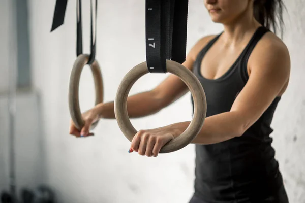 Фитнес-погружение кольцо женщина тренировки в тренажерном зале погружения упражнения — стоковое фото
